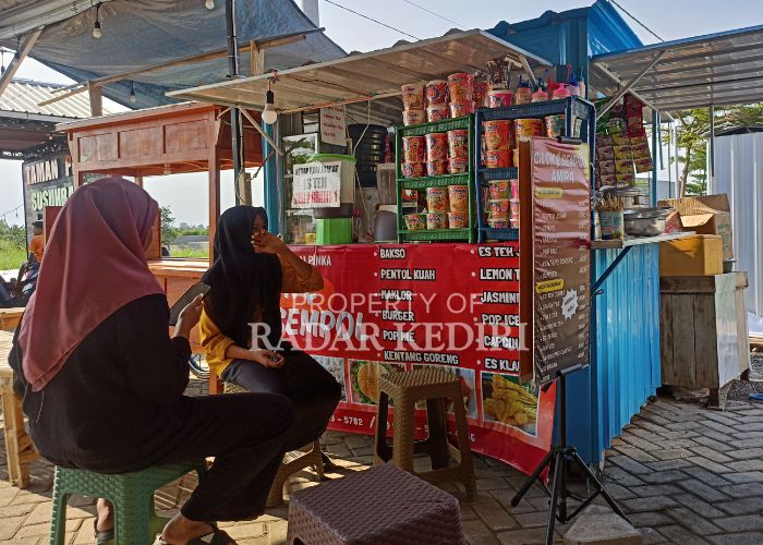 MURAH MERIAH: Pengunjung Taman Pinka, Desa Susuhbango, Kecamatan Ringinrejo menunggu pesanan dari penjual makanan.
