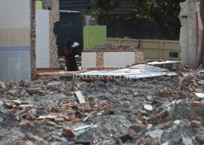 DIKOSONGKAN: Warga memunguti material bangunan terdampak Tol Kediri-Tulungagung di Jl Kawi, Kelurahan/Kecamatan Mojoroto.