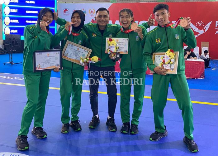 BERPRESTASI: Siti Yulaikah (kiri) dan Citra Purnamasari (dua dari kanan) berhasil menyumbangkan medali untuk kontingen wushu Jatim.
