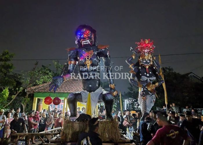 MERIAH: Pawai ogoh-ogoh di Desa Jambu, Kecamatan Kayenkidul selalu ramai dikunjungi warga.