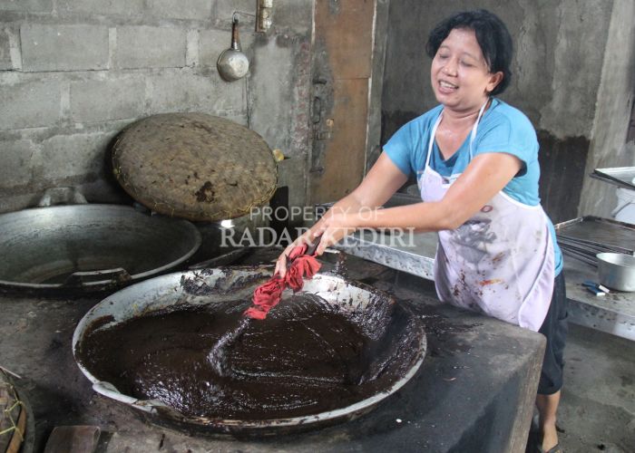 PRODUK UNGGULAN: Pelaku UMKM di Desa Kayenlor banyak memiliki produk yang laku keras di pasaran.