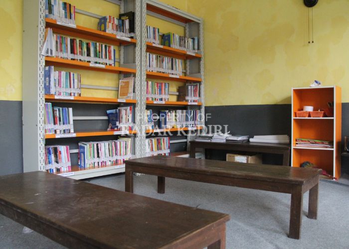 LITERASI: Suasana perpustakaan di Desa Kayenlor yang dulunya merupakan lahan parkir kantor desa.