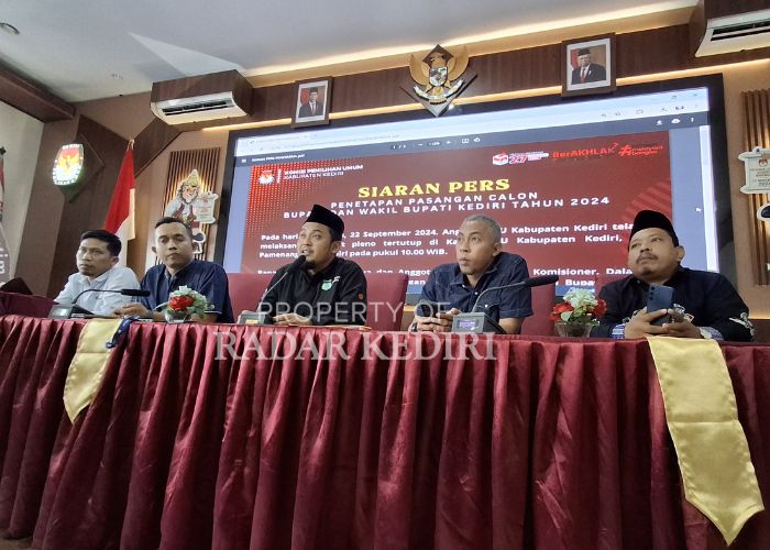 PENETAPAN CALON: Ketua KPU Kabupaten Kediri Nanang Qosyim ketika menyampaikan hasil rapat pleno untuk peserta Calon Bupati dan Wakil Bupati Kediri.