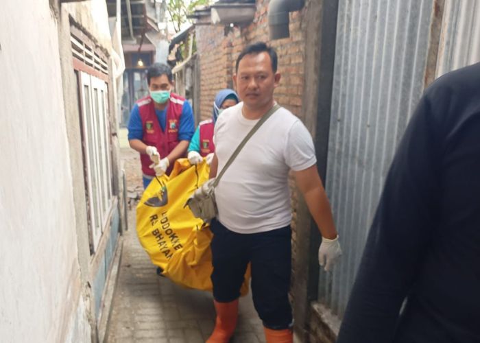 EVAKUASI: Jasad Mujiharsono saat dibawa ke Rumah Sakit Bhayangkata Kota Kediri.