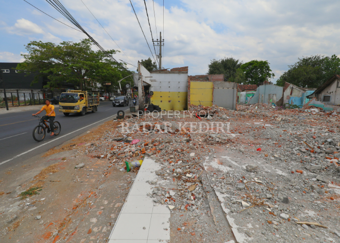 TUNGGU REALISASI FISIK: Sejumlah rumah dan pertokoan di Jl Mayor Bismo yang terdampak Tol Kediri-Tulungagung mulai dibongkar. Proyek strategis nasional itu disebut-sebut akan dimulai bulan depan.