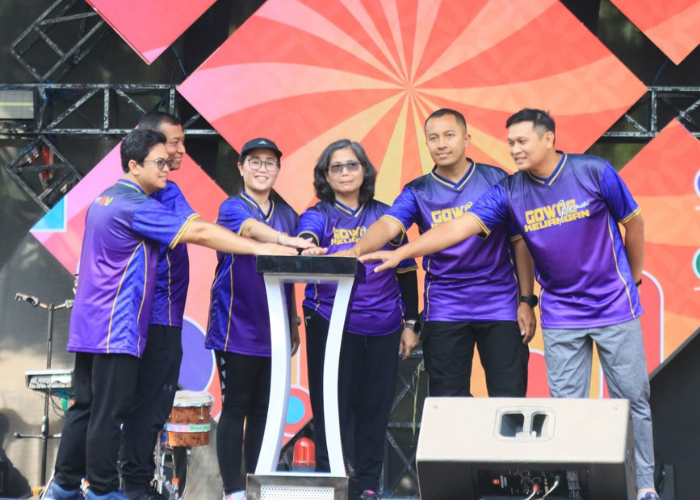 TINGKATKAN LITERASI KEUANGAN- Pj Wali Kota Kediri Zanariah, Kepala OJK Kediri Ismirani Saputri bersama TPAKD Kota Kediri menekan tombol sirine tanda Finfest 2024 dimulai selama dua hari