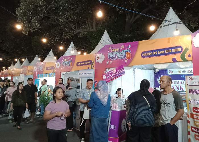 SERBU PASAR- Stan lembaga jasa keuangan ramai pengunjung di acara finfest di balai kota.