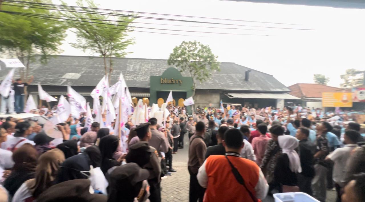 RAMAI: Suasana di luar saat pengambilan nomor urut paslon wali kota Kediri di  Grand Panglima, Senin (23/9).