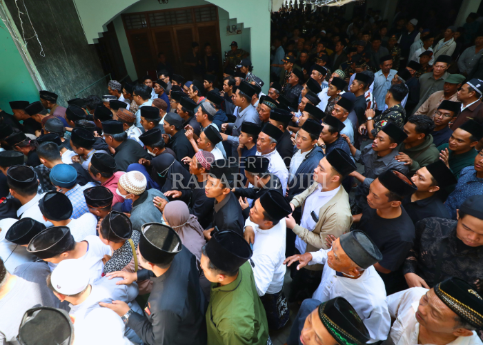 ANTRE: Warga menunggu giliran masuk ke lokasi makam Gus Lik