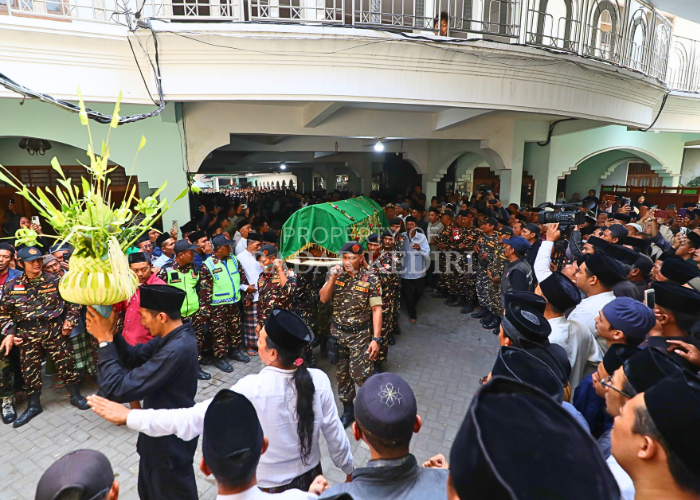 PENGHORMATAN TERAKHIR: Warga Kediri dan sekitarnya menyaksikan keranda Gus Lik menuju peristirahatan terakhir di komplek Ponpes Assa&rsquo;idiyah Jamsaren.