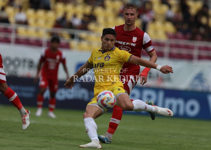 PENYELAMAT: Ramiro Fergonzi berhasil mencetak gol kemenangan Persik Kediri atas Persis Solo di Stadion Manahan kemarin sore (23/9).