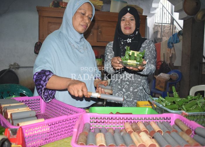 PRODUK UNGGULAN: Junaidah mengemas gethuk pisang di rumahnya di Desa Langenharjo, Plemahan, Kabupaten Kediri.