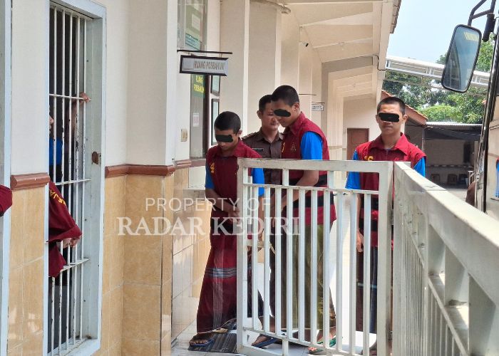 VONIS RINGAN: Tiga terdakwa pengeroyokan Zaky dikawal petugas Kejaksaan Negeri Kabupaten Kediri saat hendak masuk ke ruang tahanan sementara Pengadilan Negeri Kabupaten Kediri.