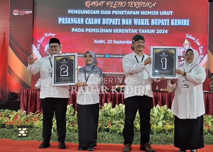 SELAMAT BERKOMPETISI: Pasangan Calob Bupati dan Wakil Bupati Kediri Hanindhito Himawan Pramana - Dewi Mariya Ulfa dan Deny Widyanarko Mudawamah menunjukkan nomor urut.