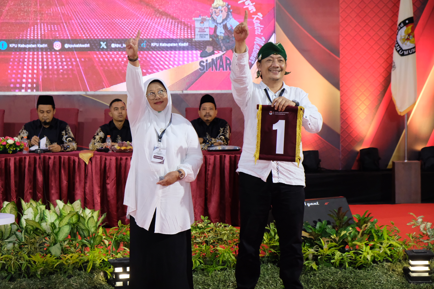 KPU Kabupaten Kediri telah melakukan pengundian nomor urut pasangan calon (paslon). Hasilnya sesuai harapan. Paslon Bupati H Deny Widyanarko dan Wakil Bupati Hj Mudawamah mendapatkan nomor urut 01.