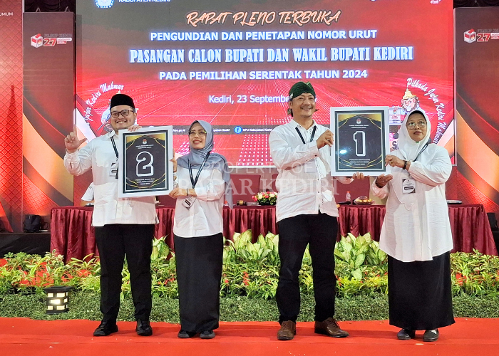 pasangan Dhito-Dewi dan Deny-Mudawamah menunjukkan nomor urut di pemilihan bupati