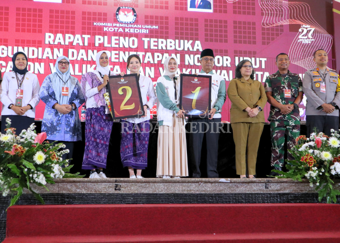 SIAP BERKOMPETISI: Pasangan Fey-Regina dan Vinanda-Gus Qowim menunjukkan nomor urut mereka di pemilihan wali kota