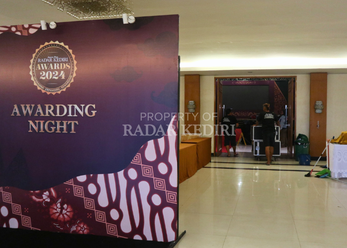NUANSA TRADISIONAL JAWA: Panitia menyiapkan lokasi penye lenggaraan Radar Kediri Awards di Insumo Kediri Convention Center malam ini (24/9)