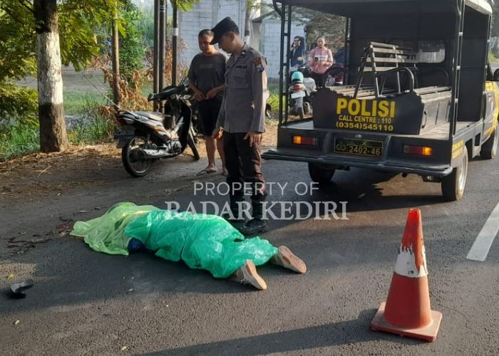 LAKA BERUNTUN: Polisi melakukan pengamanan lokasi kejadian kecelakaan di Desa Adan-Adan, Gurah, pada Rabu (25/9) pagi hari.
