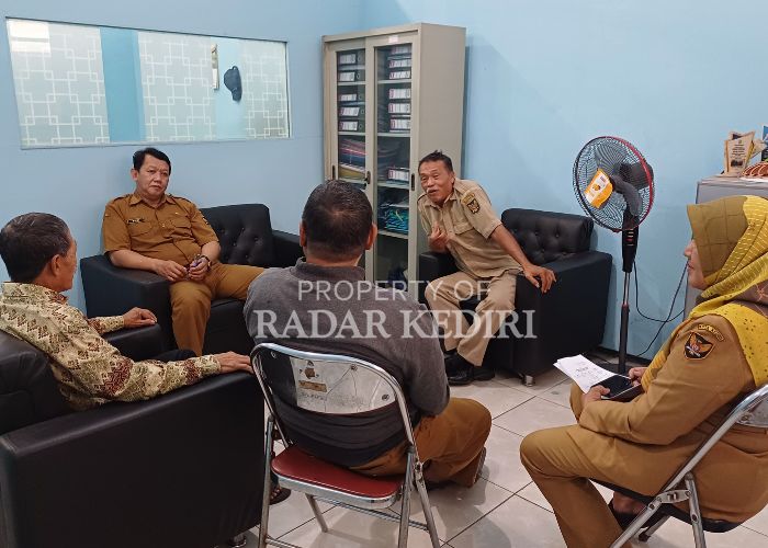 KOSULTASI: Orang tua Ida berbincang dengan staf dinas sosial. Dia menanyakan tentang solusi penanganan anaknya.