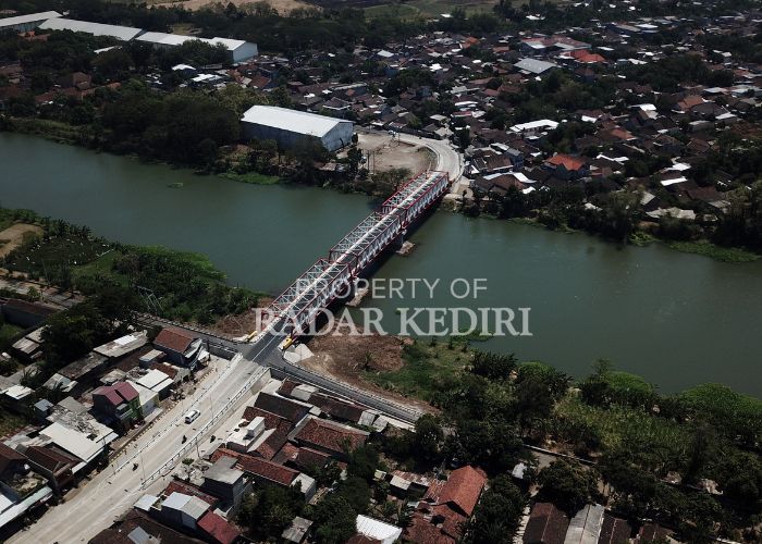 INFRASTRUKTUR: Jembatan Jongbiru di atas Sungai Brantas Kediri. Akses jalan menunju ke Bandara Dhoho terus dikembangkan.