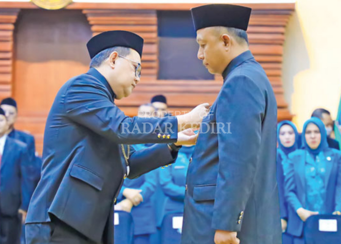 RESMI BERTUGAS: Pjs Bupati Heru Wahono Santoso (kanan) mengikuti pengukuhan di Gedung Negara Grahadi Surabaya.