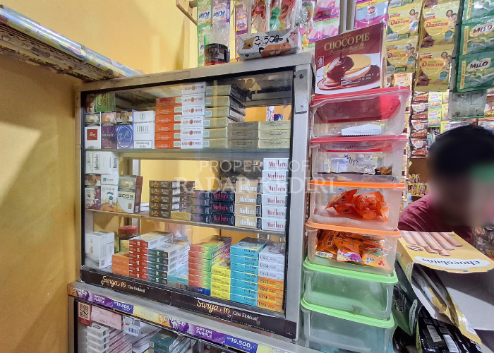 TERANG-TERANGAN: Sejumlah rokok polos atau rokok tanpa cukai dijual di salah satu toko di Gampengrejo.v