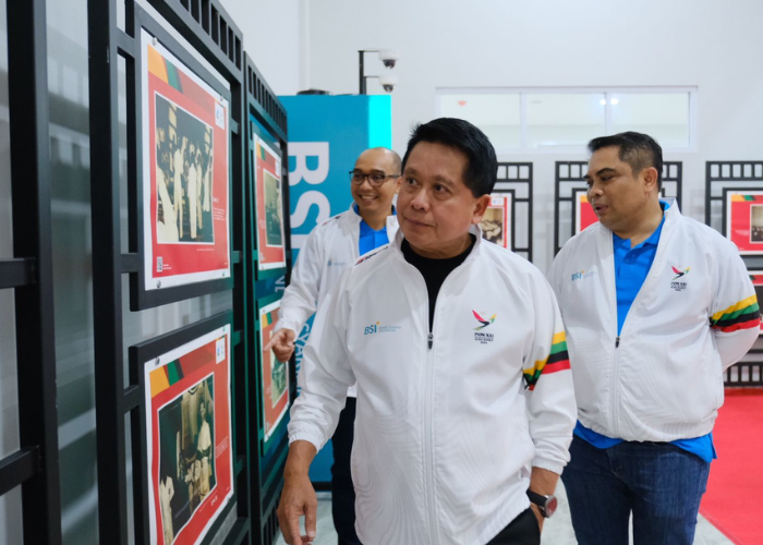 Direktur Utama BSI Hery Gunardi (tengah) didampingi Direktur Sales & Distribution BSI Anton Sukarna (kanan) saat dan Direktur Risk Management BSI Grandhis Helmi Harumansyah (kiri) saat menyusuri venue