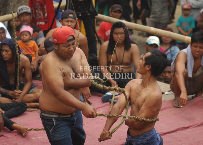 SALING PECUT: Warga antusias mengikuti tradisi tiban yang diadakan di Desa Surat, Mojo, Kediri.