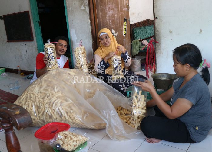 GURIH: Fatkhur menunjukkan kerupuk rambak buatannya.