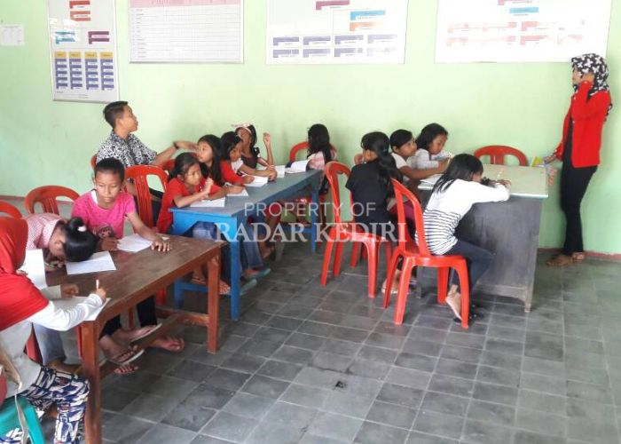POSITIF: Karang taruna Desa Ngablak, Banyakan memberikan materi pembelajaran bahasa Inggris kepada anak-anak desa setempat.