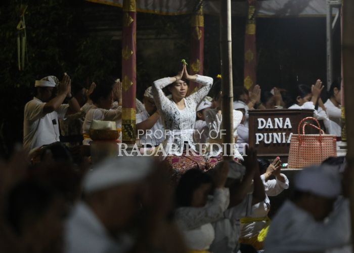 KHUSYUK: Seorang umat Hindu mengikuti prosesi perayaan Galungan di Pura Penataran Agung Kilisuci.