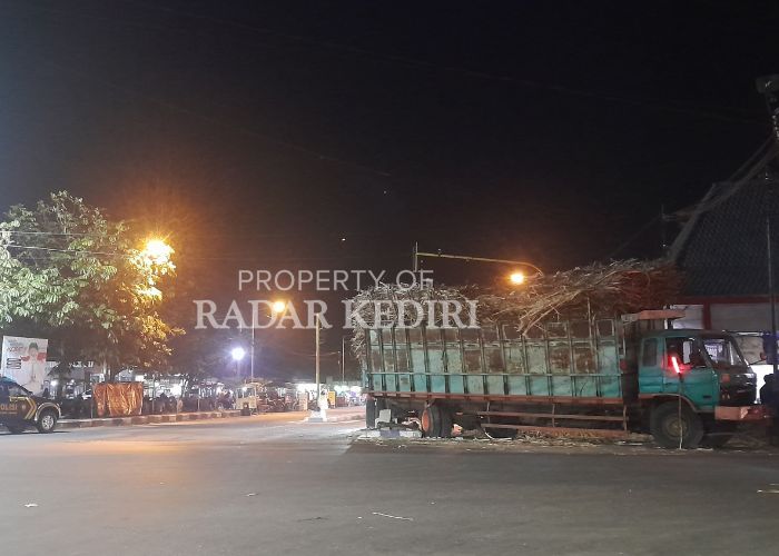 LAKA TUNGGAL: Truk gandeng pengengkut tebu menabrak trotoar di perempatan Papar pada Kamis (26/9) malam.