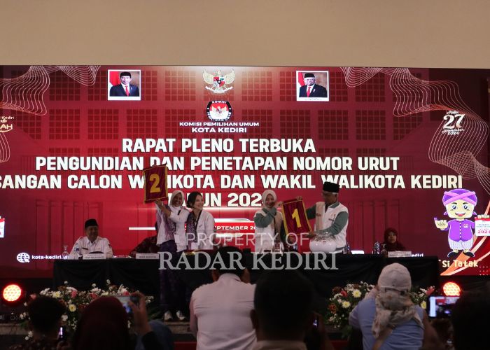 SIAP ADU GAGASAN: Paslon Cakada Kota Kediri saat mengambil nomor urut di kantor KPU Kota Kediri.