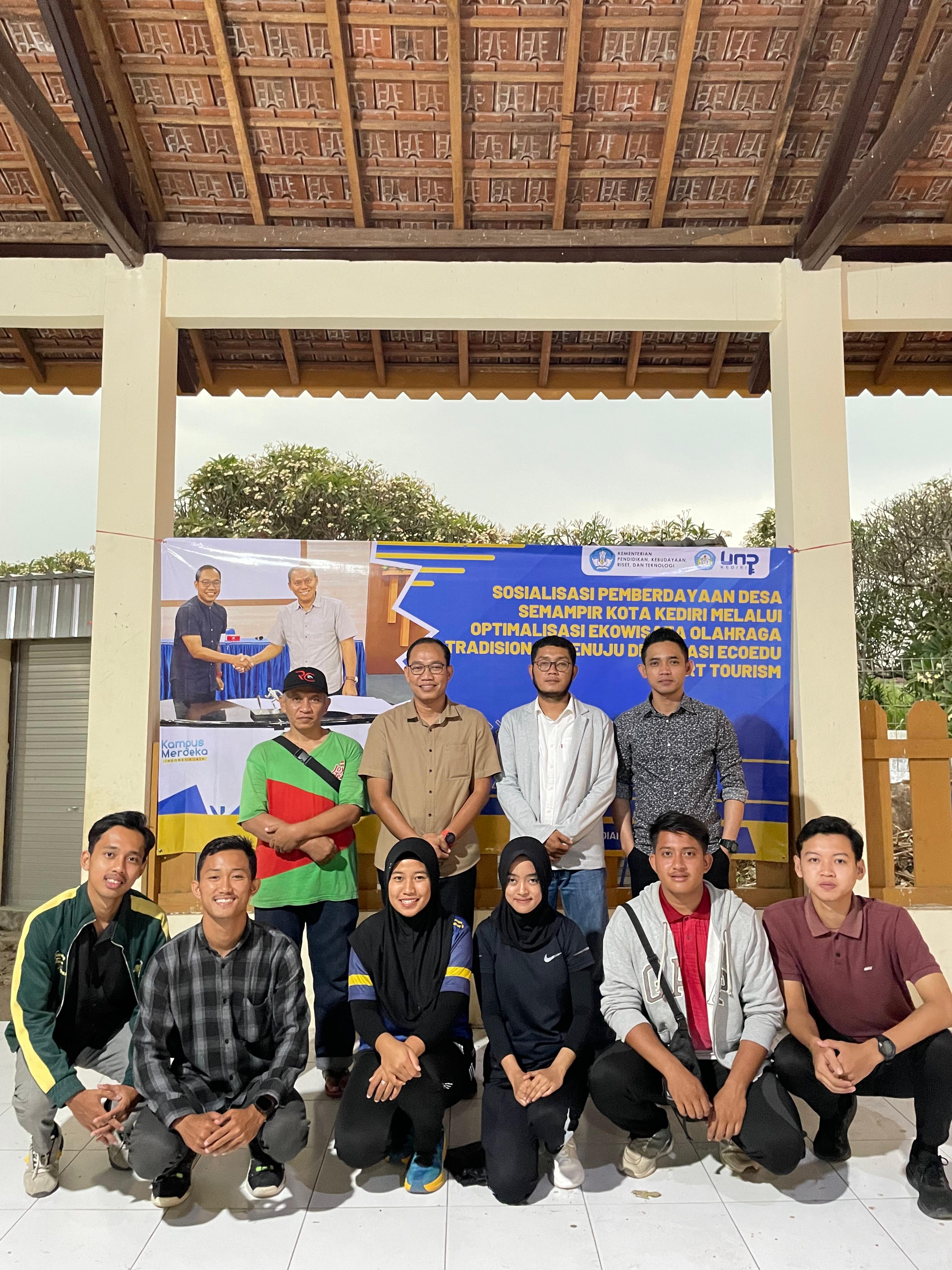INOVATIF: Tim Dosen UNP Kediri yang diketuai Dr. Nur Ahmad Muharram, M.Or berfoto bersama perwakilan Kadang Taruna Semampir usai menggelar sosialisasi program, Rabu (25/9).