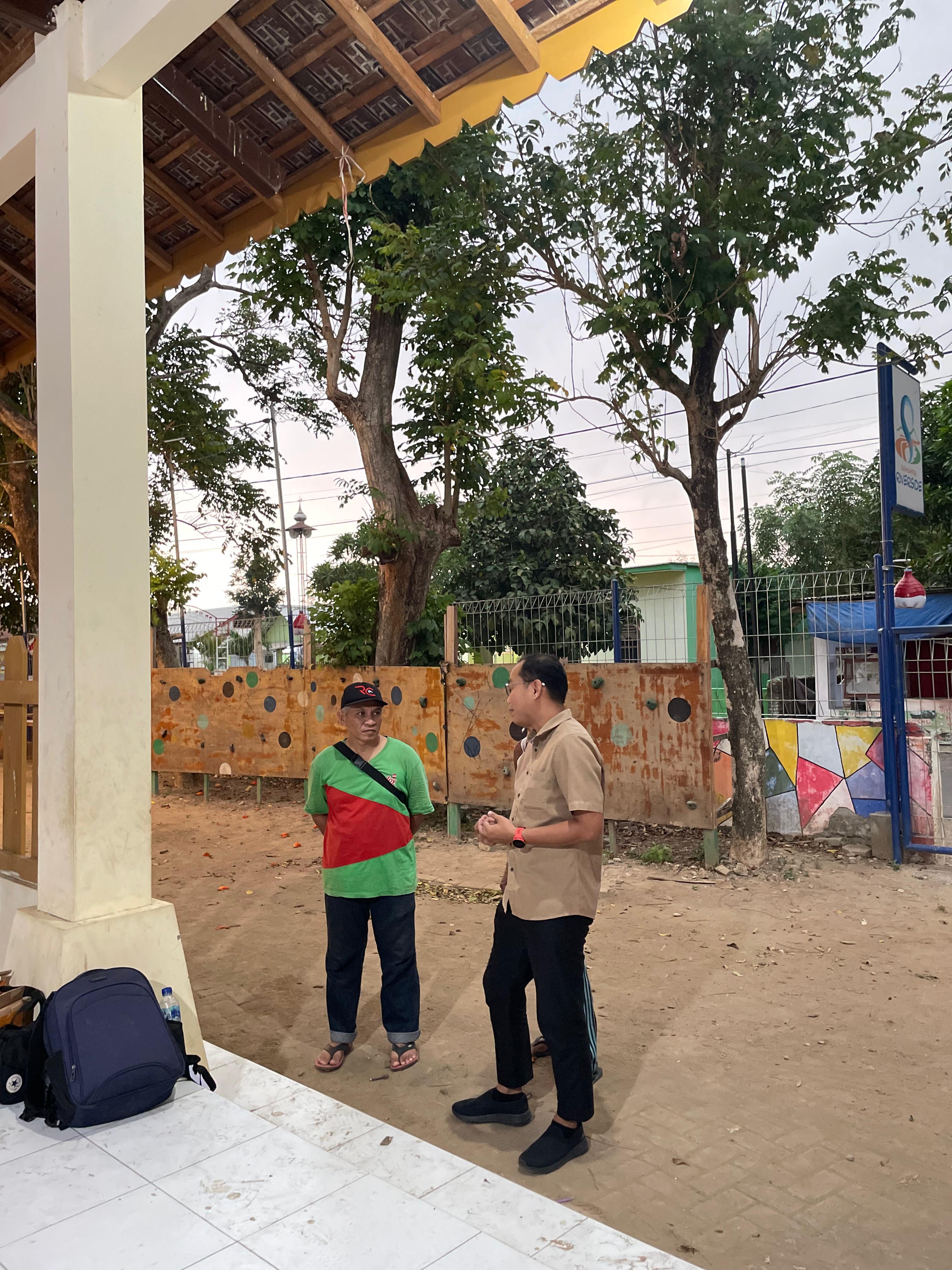 SINERGI: Dekan sekaligus ketua tim dosen Dr. Nur Ahmad Muharram, M.Or saat berdiskusi bersama perwakilan karang taruna Triyono di halaman Kampung Dolanan Semampir.