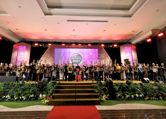 MEMBANGGAKAN: Puluhan penerima penghargaan Radar Kediri Awards kategori inspirational figure dan good governance menunjukkan piagam dan trofi yang didapat. Mereka merupakan orang-orang dengan capaian