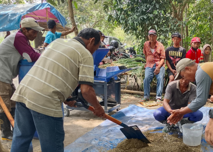 CEKATAN: Sejumlah peserta mengikuti pelatihan berbasis hands on yang digelar tim PkM-PDB UNP agar peserta semakin terampil.