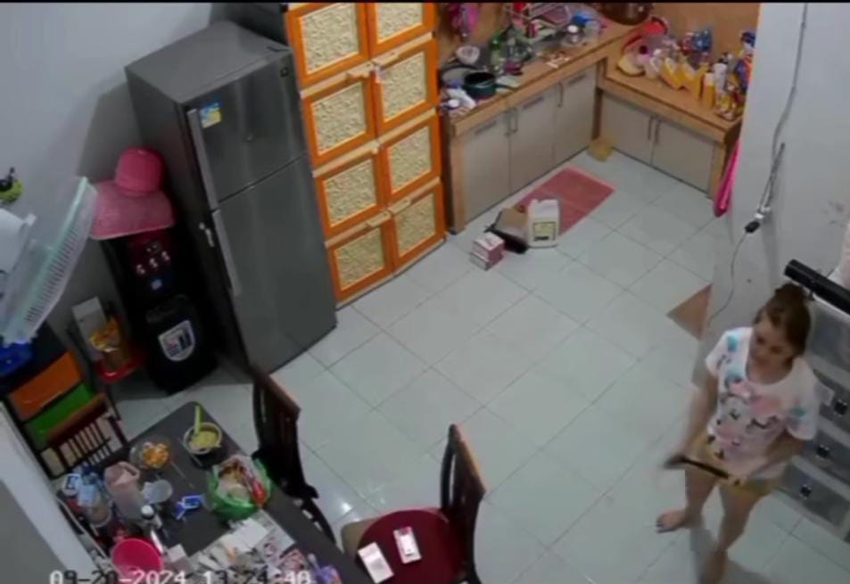 Tangkapan layar aksi penganiayaan dilakukan seorang ibu terhadap anak kandungnya.