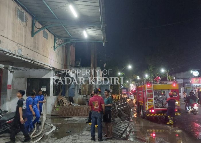 KEBAKARAN: Petugas damkar saat menjinakan api yang melahap bangunan tempat sampah di Kediri Mall.