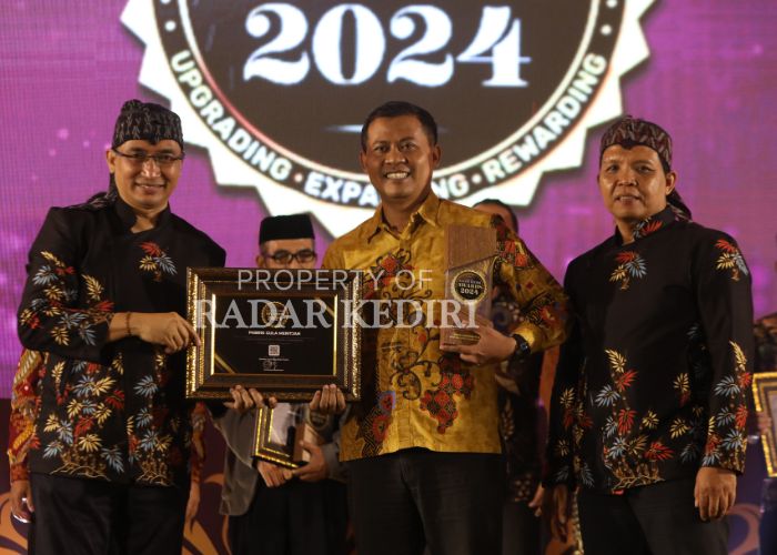 MEMBANGGAKAN: General Manager PG Meritjan Herman SH MH menerima penghargaan Jawa Pos Radar Kediri Award 2024 dari Direktur Jawa Pos Radar Kediri Kurniawan Muhammad.