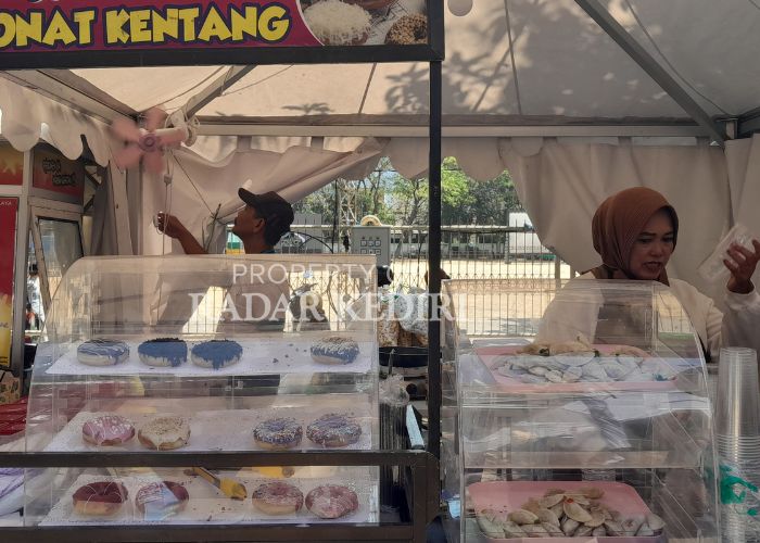 MENJAMUR: Penjual donat di Kota Kediri menjajakan produk unggulannya di dalam etalase.
