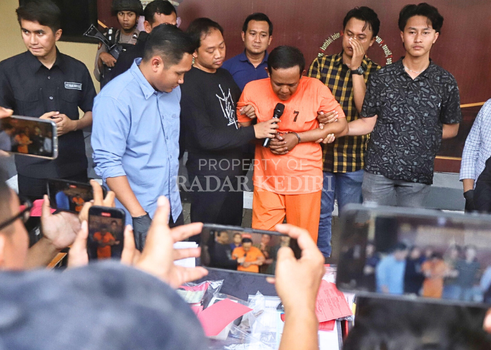 KENA BATUNYA: Polisi menginterogasi Dedi Abdullah dalam rilis di Polres Mojokerto kemarin. Pria asal Brebes, Jawa Tengah itu dihadiahi timah panas di betisnya.