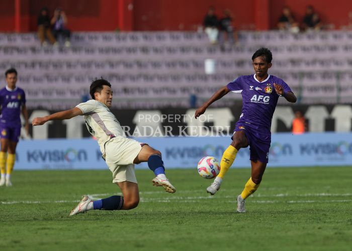 TUAN RUMAH: Fullback Persik Kediri Nuri Fasya berebut bola dengan pemain Persita Tangerang di Stadion Brawijaya Kota Kediri.