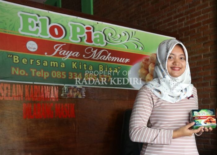 ENAK: Sutiyah menunjukkan produk pia kering buatannya di Desa/Kecamatan Semen, Kediri.