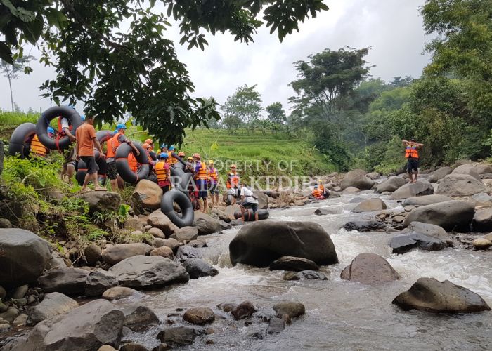 POTENSI ALAM: Wisatawan berbondong-bondong mengikuti river tubing di Desa Kanyoran, Semen.