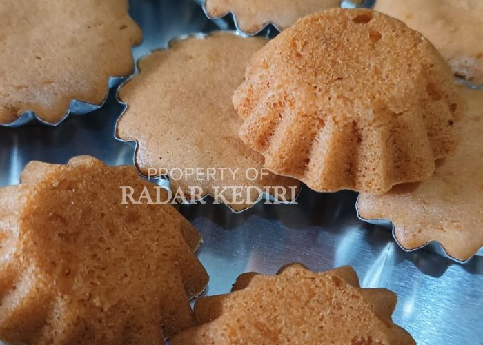 KREATIF: Kue bolu kering yang diolah dari mangga Podang khas Kabupaten Kediri.