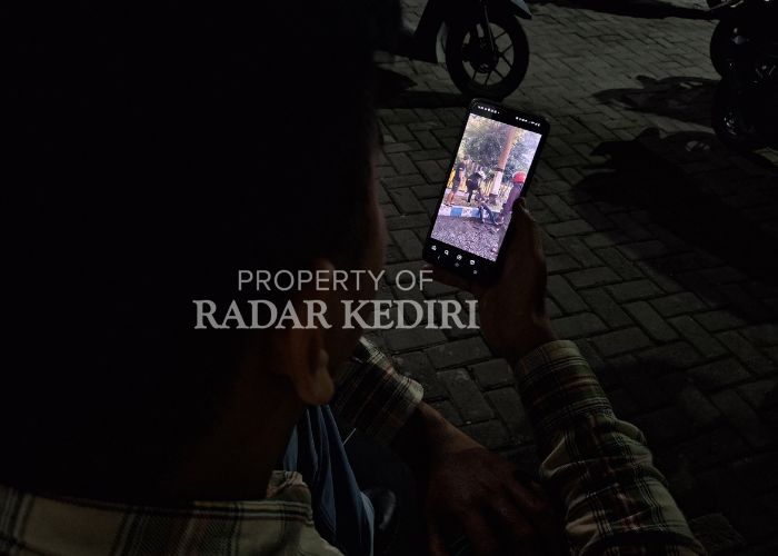 VIRAL: Warga menonton video kasus seorang pria paro baya dintendang hingga tergeletak di media sosial.
