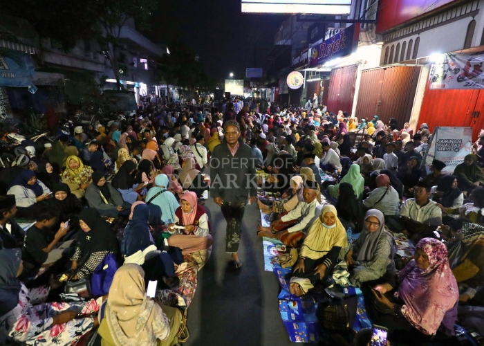 PADAT: Masyarakat memenuhi Jl HOS Cokroaminoto Kota Kediri saat tujuh harian KH Douglas Toha Yahya,&nbsp;Jumat&nbsp;(27/9).