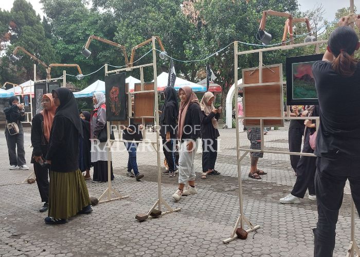 ANTUSIAS: Tamu undangan menikmati pameran seni lukis yang dipajang saat kegiatan silaturahmi budaya di kantor Eks-Kawedanan Kediri di Kecamatan Pare.